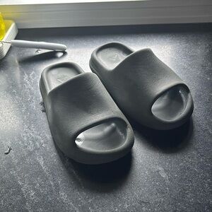 Adidas Yeezy Slides Slate Grey. Youth size 4.